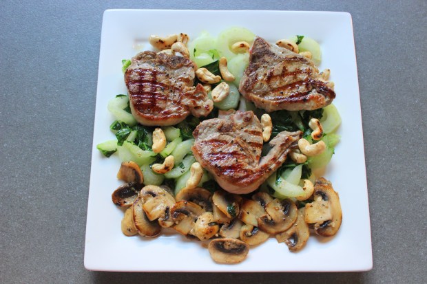 Lamskoteletjes, paksoi, champignon en cashewnoten