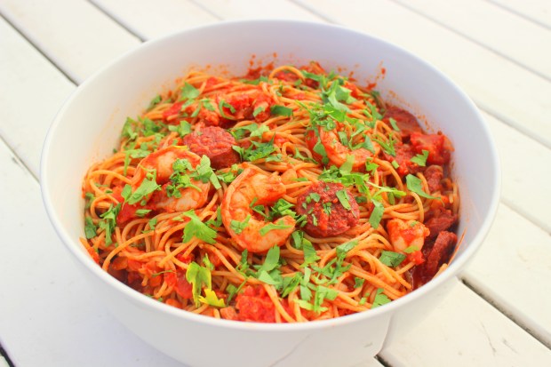 Spaghetti met scampi, chorizo en rode wijn