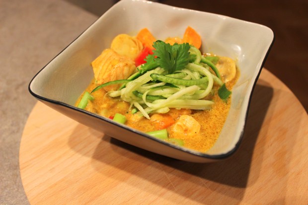 Courgetti met rode curry, kokos en zalm