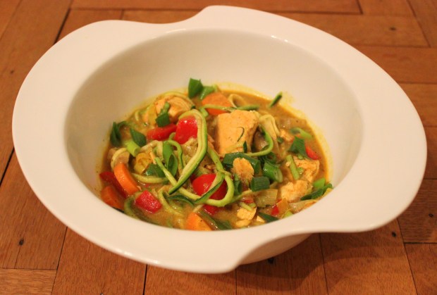 Rode curry met kokos, zalm en courgetti